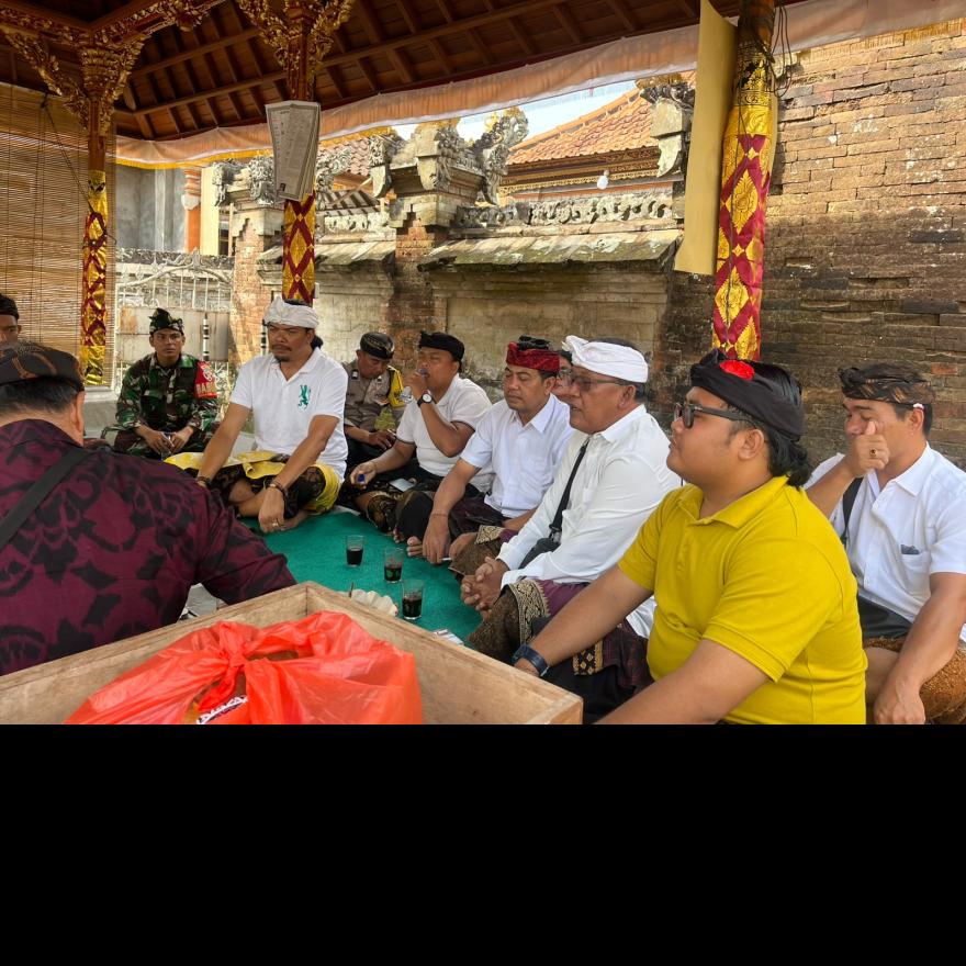 Aparatur Desa Singapadu Kaler melaksanakan persembahyangan (meaturan) di Pura Puseh dan Pura Desa